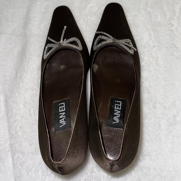 Vaneli Deep Chocolate w/Cutout Around Rhinestone Bow 2.5” Kitten Heel Pump S 6.5 - Picture 10 of 10